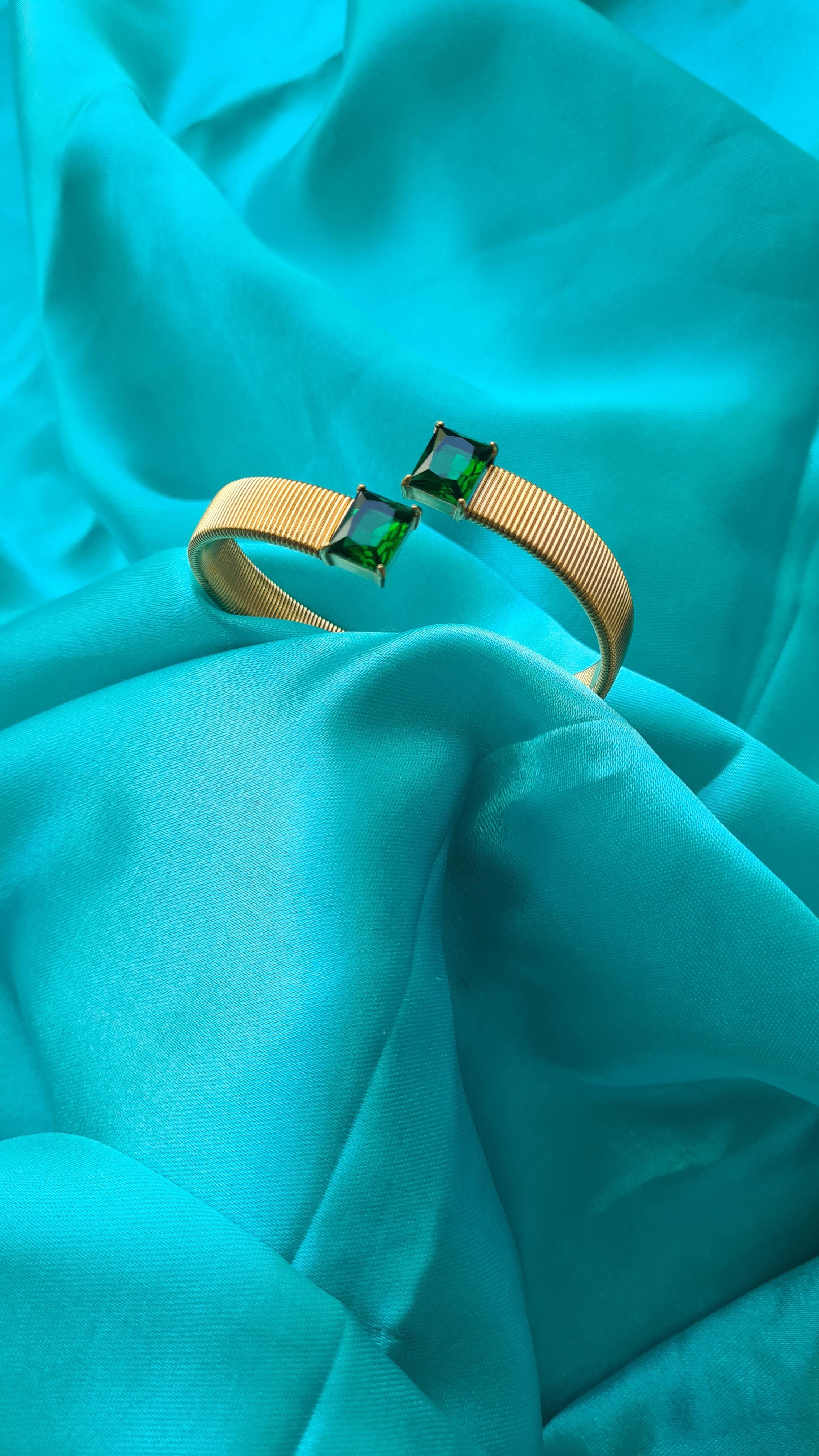 Emerald stone bracelet